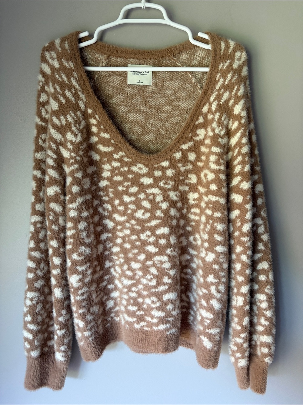Abercrombie & Fitch Soft A&F Women's V-Neck Animal Print Fuzzy Sweater